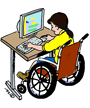 Noia en cadira de rodes davant l'ordinador